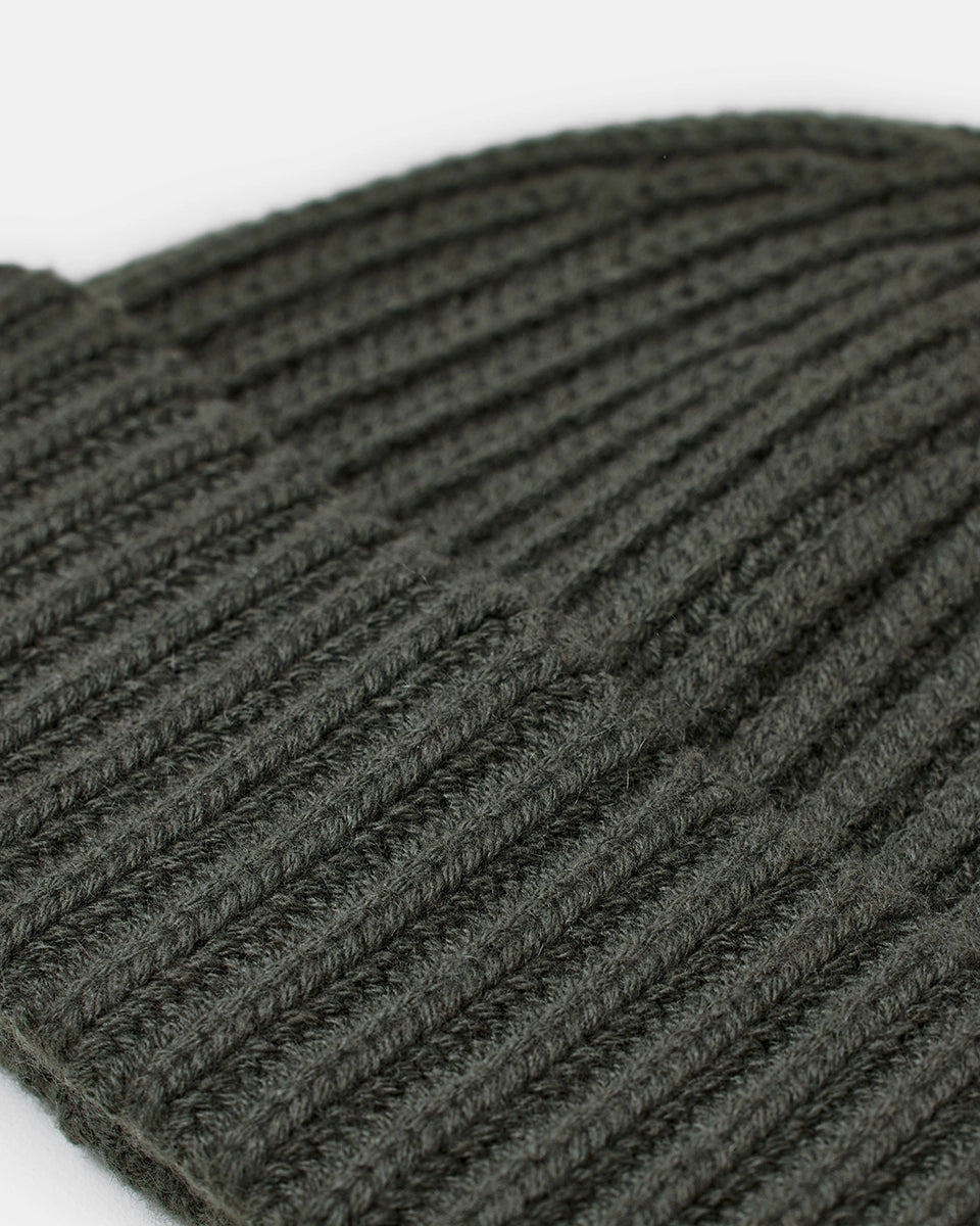 Zielona, gruba, wywijana czapka beanie Knitted CLOSED z prążkowaną fakturą. Wykonana w 100% z wełny.