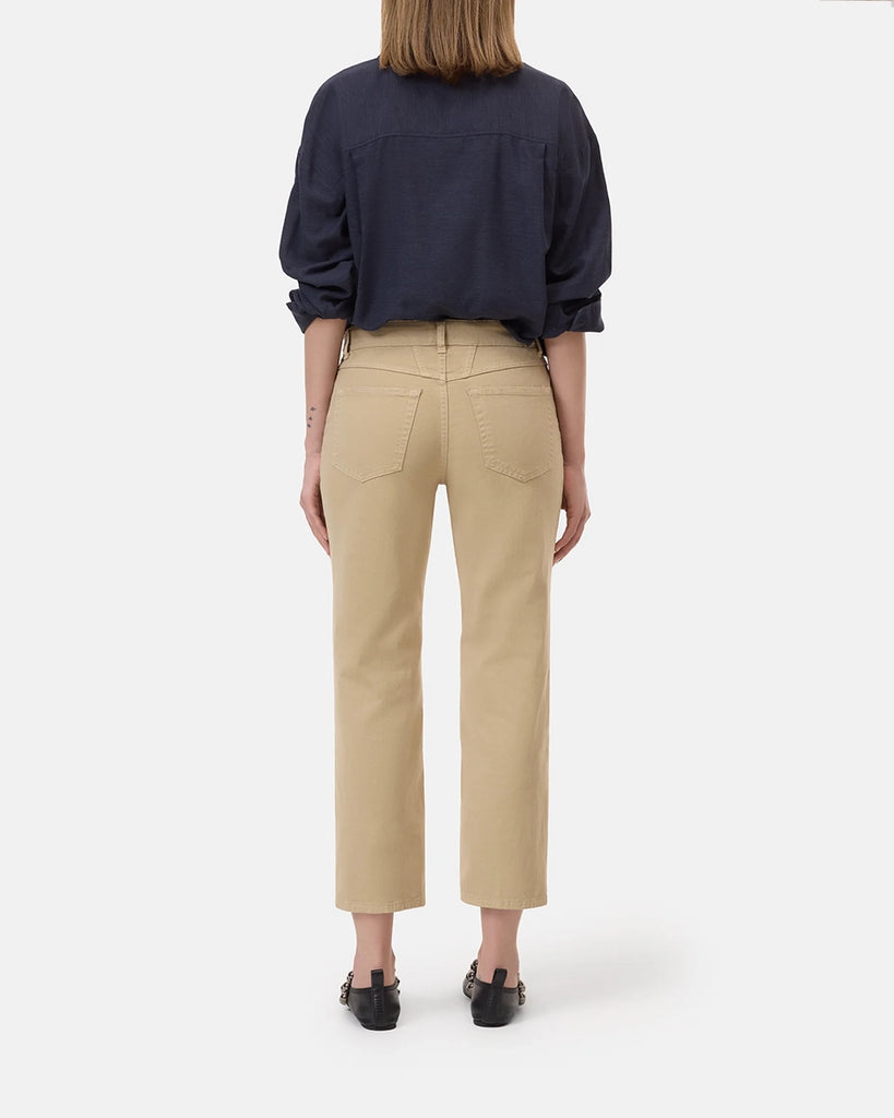 Beżowe jeansy Milo marki CLOSED ze średnim stanem i prostą, luźną i skróconą nogawką. Przylegające w biodrach. Spodnie mają pięć kieszeni. Zapinane na guzik i zamek błyskawiczny. Przy rozporku posiadają niewielką, charakterystyczną dla marki naszywkę z logo CLOSED