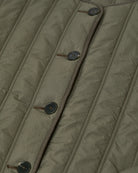 Krótka, pudełkowa, pikowana kurtka Quilted CLOSED z okrągłym dekoltem i opadającymi ramionami. Zapinana na guziki. Z boku posiada niewielkie rozcięcia oraz dwie, boczne kieszenie. Jest dłuższa z tyłu.