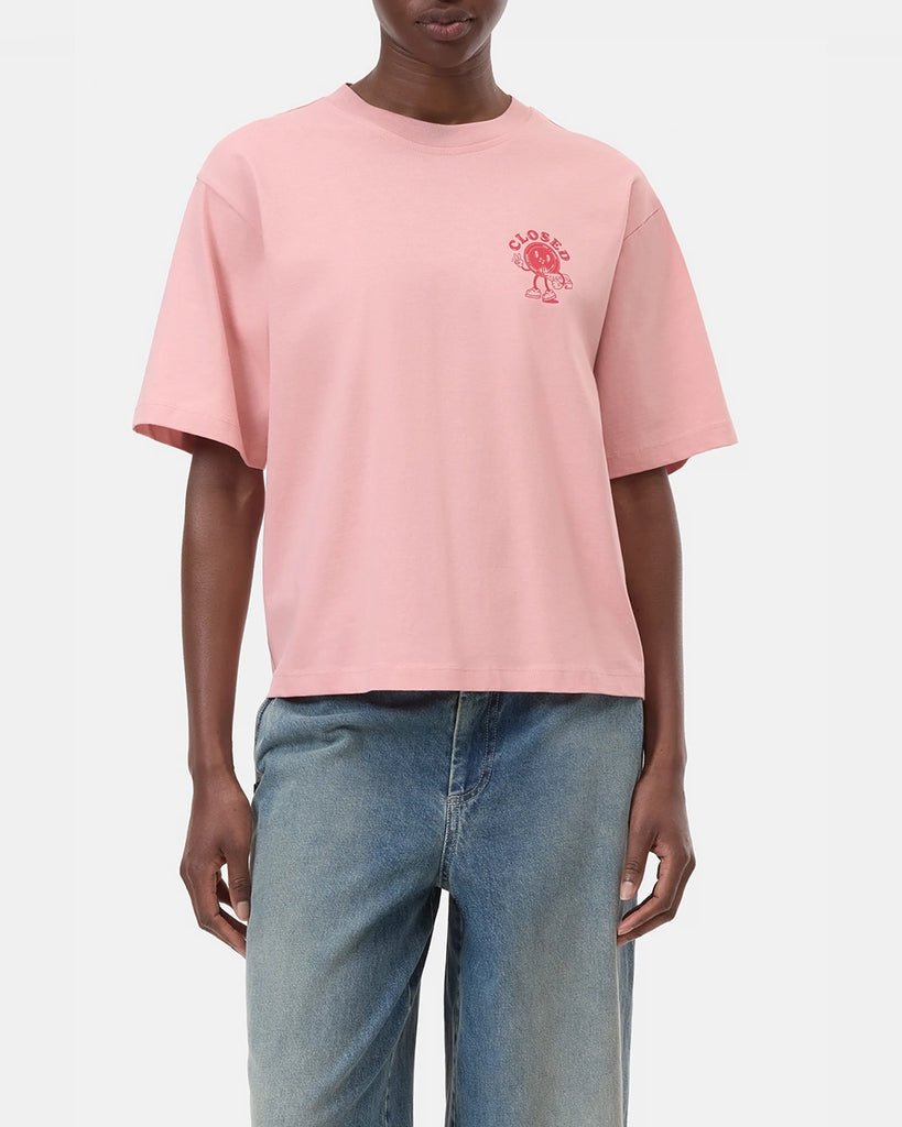 Luźny, pudełkowy t-shirt CLOSED z okrągłym dekoltem i szerokim, krótkim rękawem. Na lewej piersi posiada uroczy, niewielki print z kreskówkową postacią i logo marki. Wykonany z miękkiej bawełny organicznej.