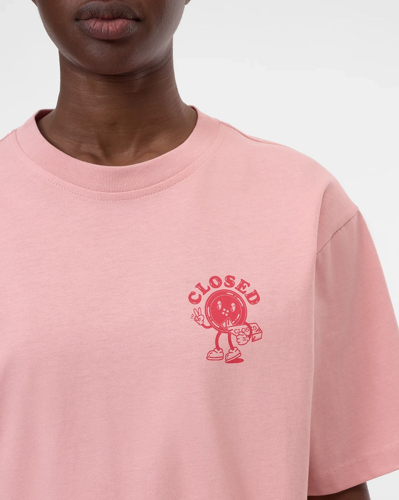 Luźny, pudełkowy t-shirt CLOSED z okrągłym dekoltem i szerokim, krótkim rękawem. Na lewej piersi posiada uroczy, niewielki print z kreskówkową postacią i logo marki. Wykonany z miękkiej bawełny organicznej.