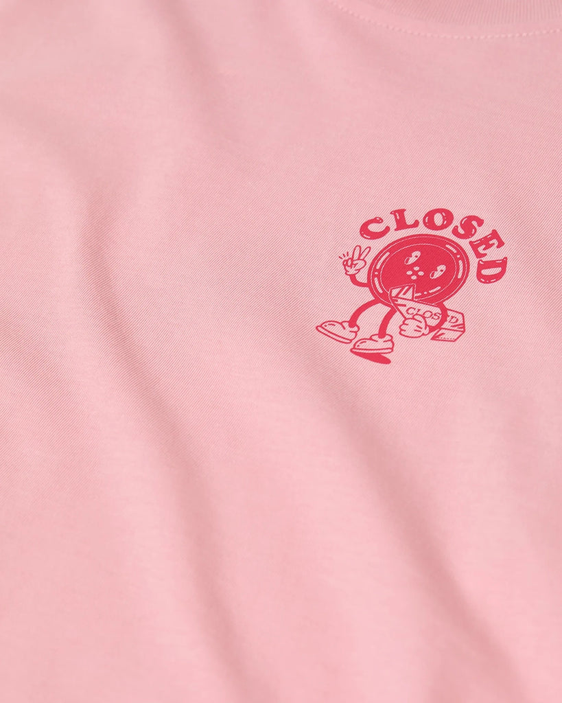 Luźny, pudełkowy t-shirt CLOSED z okrągłym dekoltem i szerokim, krótkim rękawem. Na lewej piersi posiada uroczy, niewielki print z kreskówkową postacią i logo marki. Wykonany z miękkiej bawełny organicznej.