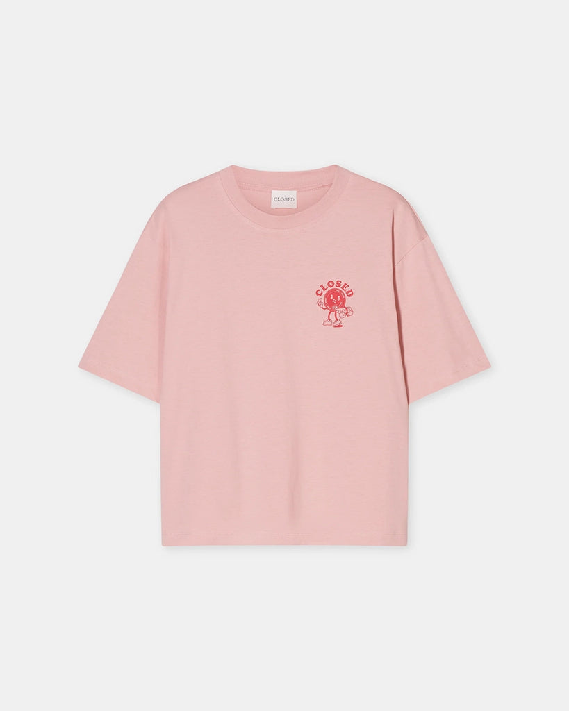 Luźny, pudełkowy t-shirt CLOSED z okrągłym dekoltem i szerokim, krótkim rękawem. Na lewej piersi posiada uroczy, niewielki print z kreskówkową postacią i logo marki. Wykonany z miękkiej bawełny organicznej.