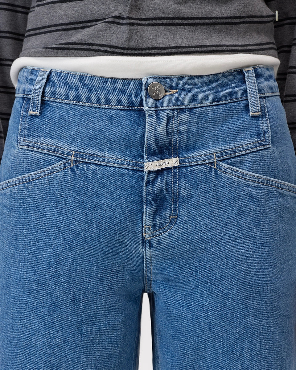 Luźne, niebieskie jeansy Stover-X CLOSED ze średnim stanem, skróconą, lekko zaokrągloną nogawką i charakterystycznym dla marki wzorem kieszeni X-pocket. Wykonane ze świetnej jakości, miękkiego denimu z domieszką streczu, który gwarantuje niesamowity komfort noszenia. Wyprodukowano we Włoszech. -Średni stan -Skrócona nogawka -Zamów w swoim standardowym rozmiarze