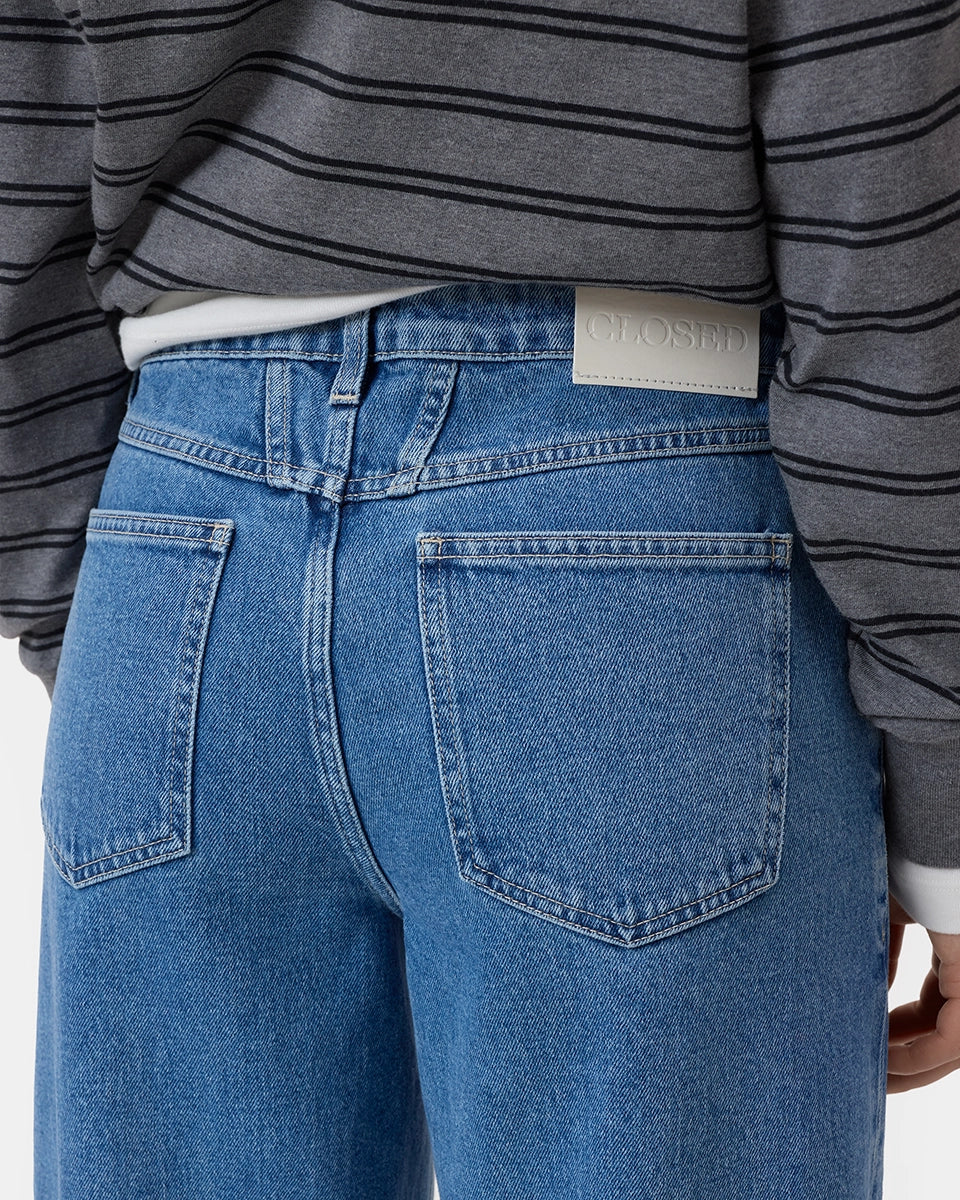 Luźne, niebieskie jeansy Stover-X CLOSED ze średnim stanem, skróconą, lekko zaokrągloną nogawką i charakterystycznym dla marki wzorem kieszeni X-pocket. Wykonane ze świetnej jakości, miękkiego denimu z domieszką streczu, który gwarantuje niesamowity komfort noszenia. Wyprodukowano we Włoszech. -Średni stan -Skrócona nogawka -Zamów w swoim standardowym rozmiarze