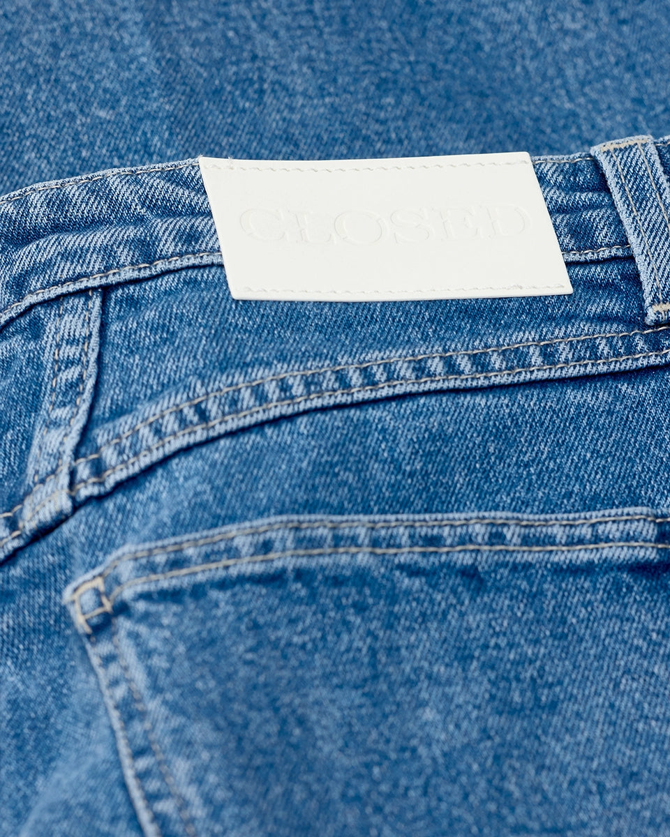 Luźne, niebieskie jeansy Stover-X CLOSED ze średnim stanem, skróconą, lekko zaokrągloną nogawką i charakterystycznym dla marki wzorem kieszeni X-pocket. Wykonane ze świetnej jakości, miękkiego denimu z domieszką streczu, który gwarantuje niesamowity komfort noszenia. Wyprodukowano we Włoszech. -Średni stan -Skrócona nogawka -Zamów w swoim standardowym rozmiarze