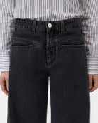 Luźne jeansy Tori-X CLOSED ze średnim stanem o kroju barrel z szeroką, długą nogawką. Wykonane z miękkiego, bawełnianego denimu. Z przodu posiadają charakterystyczne dla marki, skośne kieszenie i niewielką naszywkę z logo. Ten model to nowoczesne sporzenie na styl lat 80. Wykonane we Włoszech z bawełny organicznej. Spodnie są częścią linii A BETTER BLUE.