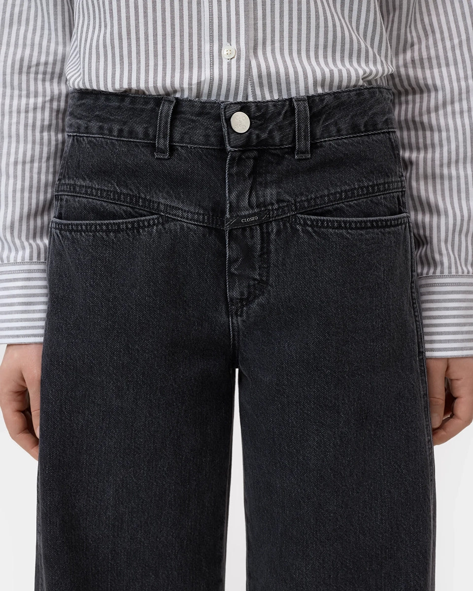 Luźne jeansy Tori-X CLOSED ze średnim stanem o kroju barrel z szeroką, długą nogawką. Wykonane z miękkiego, bawełnianego denimu. Z przodu posiadają charakterystyczne dla marki, skośne kieszenie i niewielką naszywkę z logo. Ten model to nowoczesne sporzenie na styl lat 80. Wykonane we Włoszech z bawełny organicznej. Spodnie są częścią linii A BETTER BLUE.