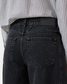 Luźne jeansy Tori-X CLOSED ze średnim stanem o kroju barrel z szeroką, długą nogawką. Wykonane z miękkiego, bawełnianego denimu. Z przodu posiadają charakterystyczne dla marki, skośne kieszenie i niewielką naszywkę z logo. Ten model to nowoczesne sporzenie na styl lat 80. Wykonane we Włoszech z bawełny organicznej. Spodnie są częścią linii A BETTER BLUE.