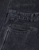 Luźne jeansy Tori-X CLOSED ze średnim stanem o kroju barrel z szeroką, długą nogawką. Wykonane z miękkiego, bawełnianego denimu. Z przodu posiadają charakterystyczne dla marki, skośne kieszenie i niewielką naszywkę z logo. Ten model to nowoczesne sporzenie na styl lat 80. Wykonane we Włoszech z bawełny organicznej. Spodnie są częścią linii A BETTER BLUE.