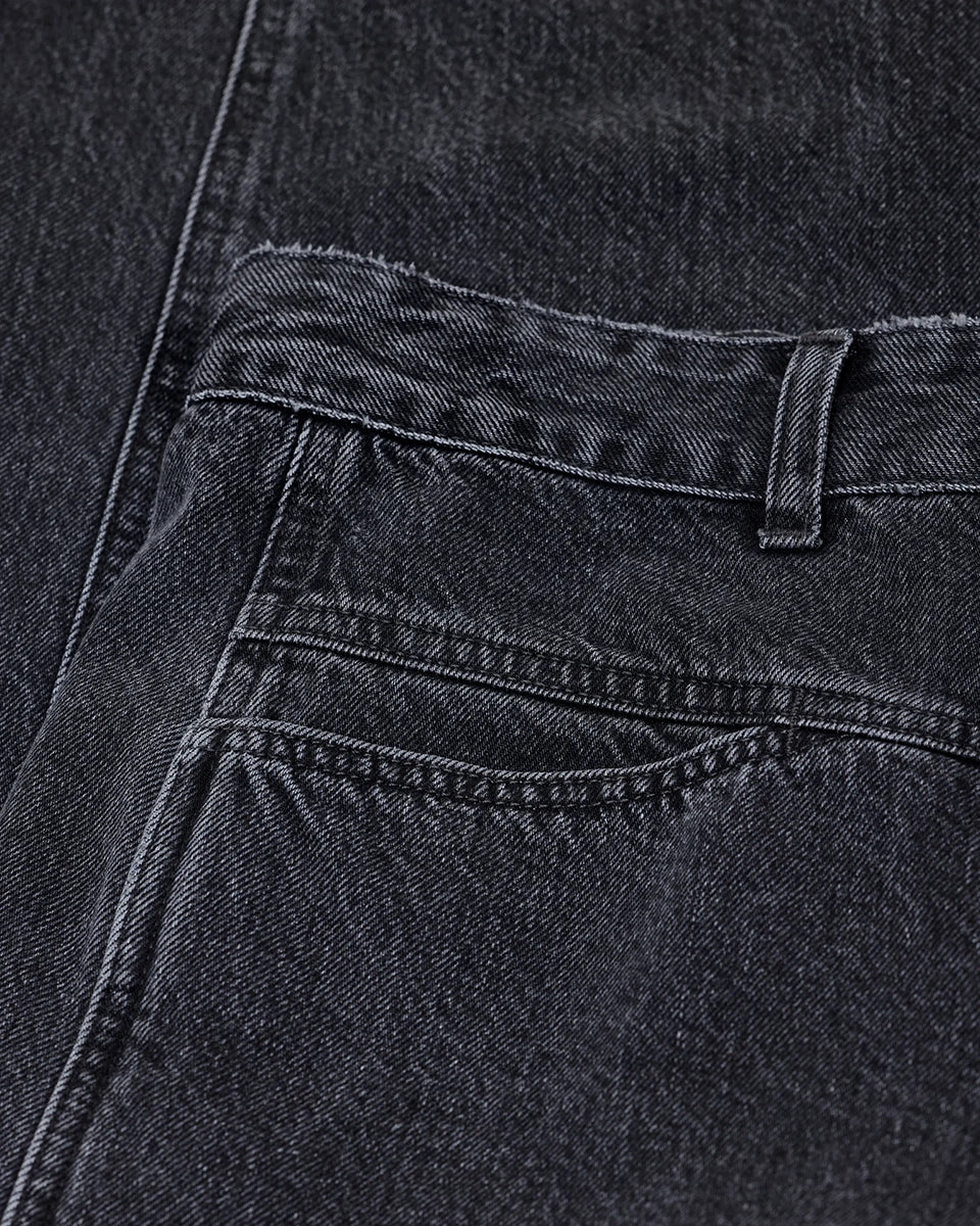 Luźne jeansy Tori-X CLOSED ze średnim stanem o kroju barrel z szeroką, długą nogawką. Wykonane z miękkiego, bawełnianego denimu. Z przodu posiadają charakterystyczne dla marki, skośne kieszenie i niewielką naszywkę z logo. Ten model to nowoczesne sporzenie na styl lat 80. Wykonane we Włoszech z bawełny organicznej. Spodnie są częścią linii A BETTER BLUE.