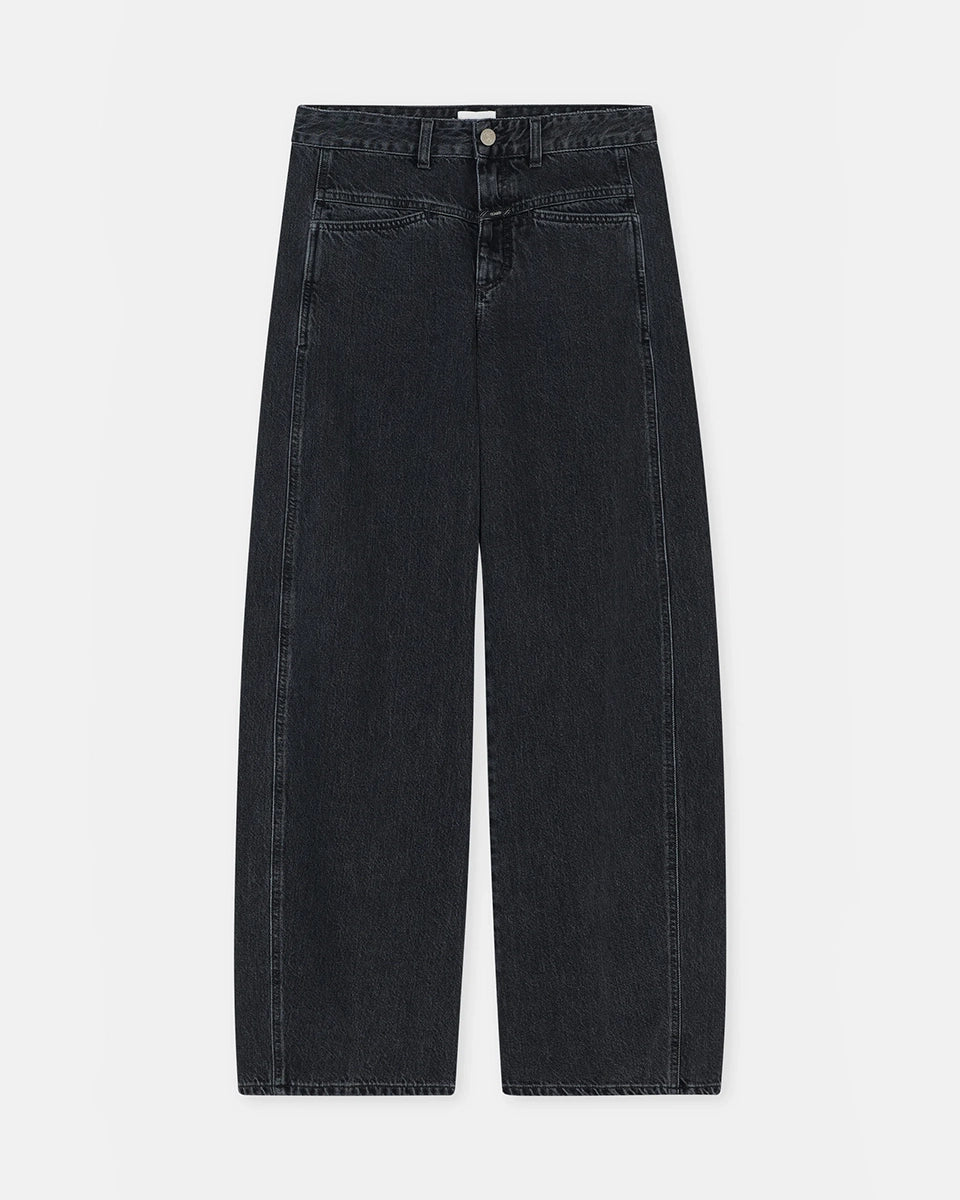 Luźne jeansy Tori-X CLOSED ze średnim stanem o kroju barrel z szeroką, długą nogawką. Wykonane z miękkiego, bawełnianego denimu. Z przodu posiadają charakterystyczne dla marki, skośne kieszenie i niewielką naszywkę z logo. Ten model to nowoczesne sporzenie na styl lat 80. Wykonane we Włoszech z bawełny organicznej. Spodnie są częścią linii A BETTER BLUE.