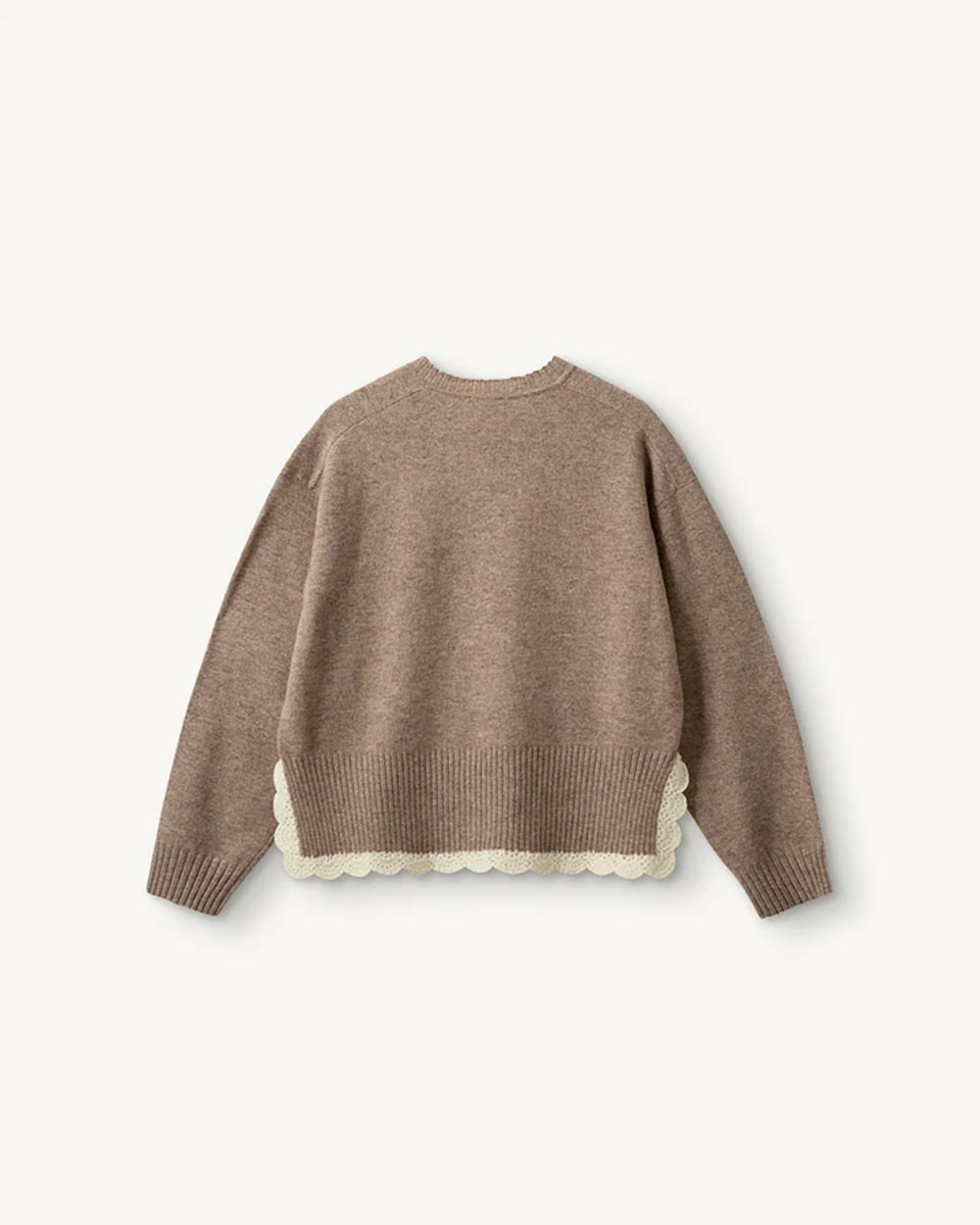Miękki, luźny sweter Como Crochet Beige Melange z długim rękawem i dekoltem w serek. Dzięki krótszemu przodowi i dłuższemu tyłowi tworzy on korzystną dla sylwetki, swobodnie układającą się linię. U dołu wykończony jest delikatną koronką dodającą subtelnego charakteru. Wykonany z mieszanki wełny i kaszmiru.&nbsp;

-Dekolt w serek

-Wykończony pasem z koronki

-Tkanina z wełną i kaszmirem