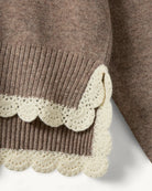Miękki, luźny sweter Como Crochet Beige Melange z długim rękawem i dekoltem w serek. Dzięki krótszemu przodowi i dłuższemu tyłowi tworzy on korzystną dla sylwetki, swobodnie układającą się linię. U dołu wykończony jest delikatną koronką dodającą subtelnego charakteru. Wykonany z mieszanki wełny i kaszmiru.&nbsp;

-Dekolt w serek

-Wykończony pasem z koronki

-Tkanina z wełną i kaszmirem