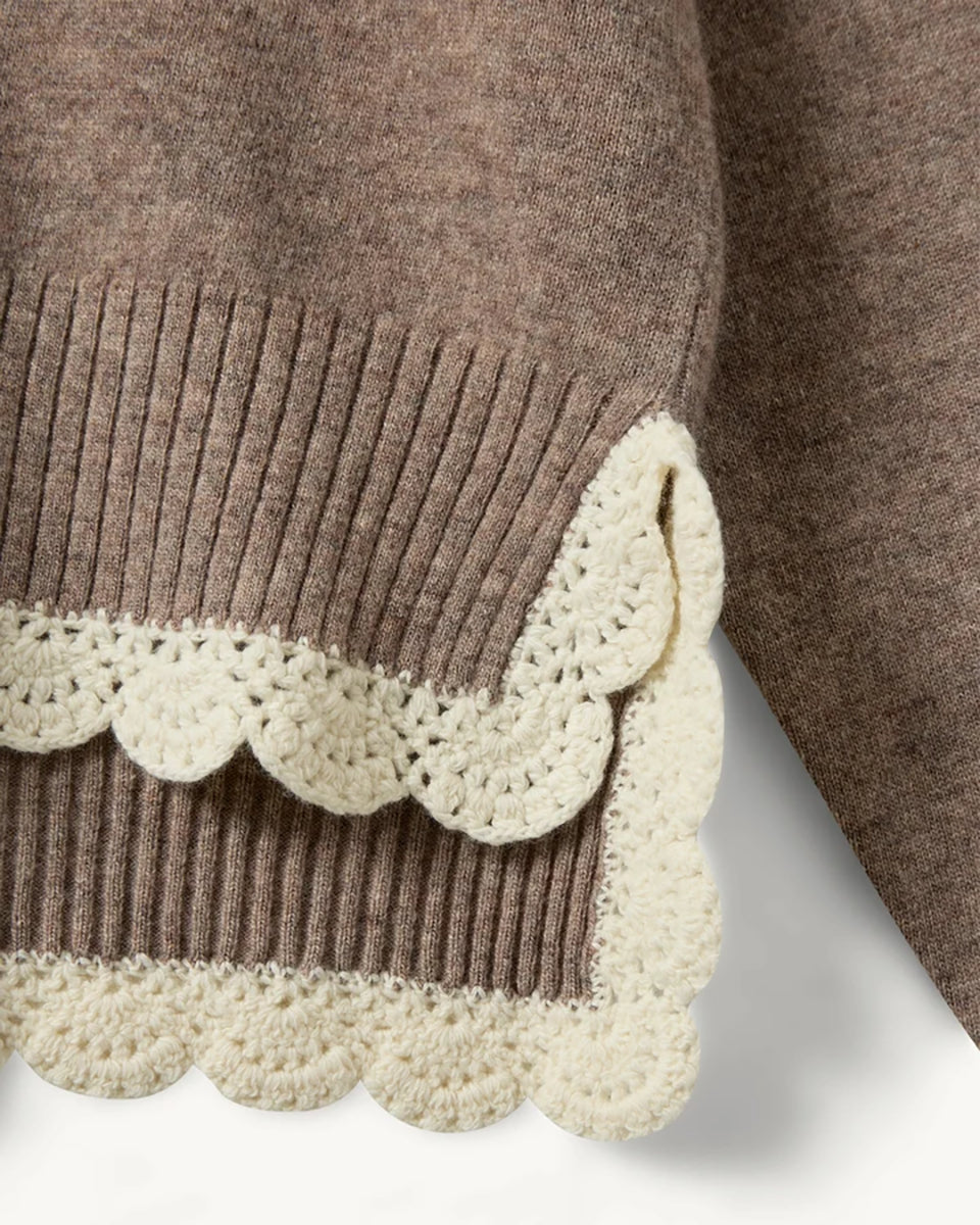 Miękki, luźny sweter Como Crochet Beige Melange z długim rękawem i dekoltem w serek. Dzięki krótszemu przodowi i dłuższemu tyłowi tworzy on korzystną dla sylwetki, swobodnie układającą się linię. U dołu wykończony jest delikatną koronką dodającą subtelnego charakteru. Wykonany z mieszanki wełny i kaszmiru.&nbsp;

-Dekolt w serek

-Wykończony pasem z koronki

-Tkanina z wełną i kaszmirem