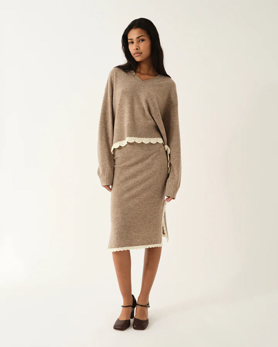 Spódnica Como Crochet Beige Melange typu "slip" wyróżnia się nowoczesnym, smukłym krojem oraz rozcięciami po obu stronach, które zapewniają swobodę ruchów i wygodę. Jej minimalistyczny fason pięknie podkreśla sylwetkę, a boczne rozcięcia dodają całości subtelnego charakteru i zapewniają przewiewność. Ma długość za kolano. Wykonana z mieszanki wełny i kaszmiru.&nbsp;

-Minimalistyczny fason

-Zakończona koronką

-Tkanina z wełną i kaszmirem