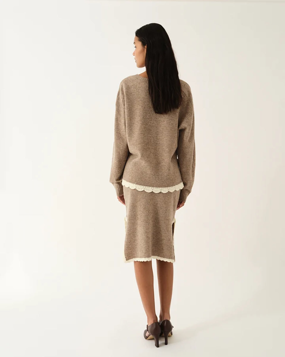 Spódnica Como Crochet Beige Melange typu "slip" wyróżnia się nowoczesnym, smukłym krojem oraz rozcięciami po obu stronach, które zapewniają swobodę ruchów i wygodę. Jej minimalistyczny fason pięknie podkreśla sylwetkę, a boczne rozcięcia dodają całości subtelnego charakteru i zapewniają przewiewność. Ma długość za kolano. Wykonana z mieszanki wełny i kaszmiru.&nbsp;

-Minimalistyczny fason

-Zakończona koronką

-Tkanina z wełną i kaszmirem