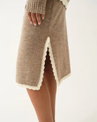 Spódnica Como Crochet Beige Melange typu "slip" wyróżnia się nowoczesnym, smukłym krojem oraz rozcięciami po obu stronach, które zapewniają swobodę ruchów i wygodę. Jej minimalistyczny fason pięknie podkreśla sylwetkę, a boczne rozcięcia dodają całości subtelnego charakteru i zapewniają przewiewność. Ma długość za kolano. Wykonana z mieszanki wełny i kaszmiru.&nbsp;

-Minimalistyczny fason

-Zakończona koronką

-Tkanina z wełną i kaszmirem