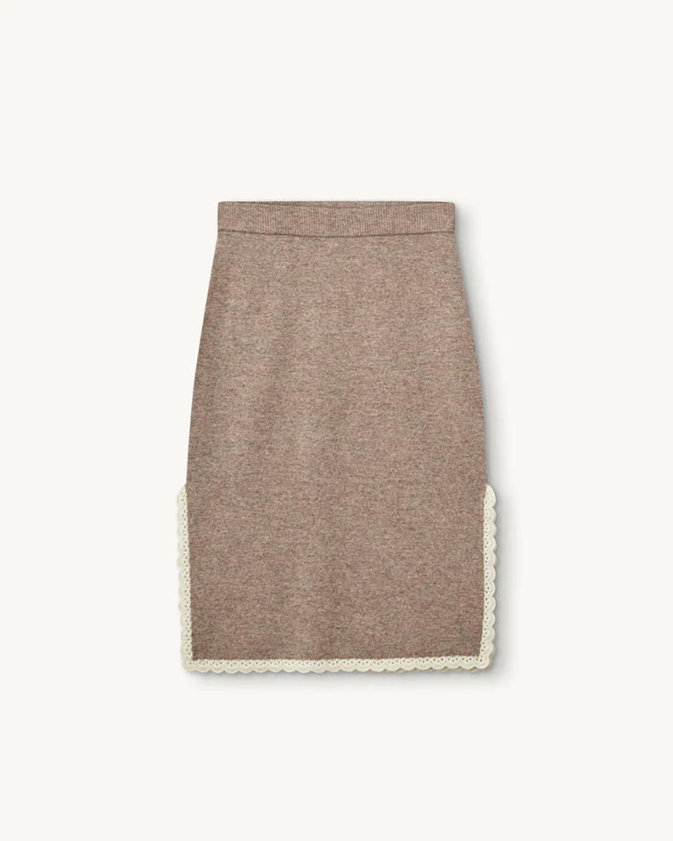 Spódnica Como Crochet Beige Melange typu "slip" wyróżnia się nowoczesnym, smukłym krojem oraz rozcięciami po obu stronach, które zapewniają swobodę ruchów i wygodę. Jej minimalistyczny fason pięknie podkreśla sylwetkę, a boczne rozcięcia dodają całości subtelnego charakteru i zapewniają przewiewność. Ma długość za kolano. Wykonana z mieszanki wełny i kaszmiru.&nbsp;

-Minimalistyczny fason

-Zakończona koronką

-Tkanina z wełną i kaszmirem