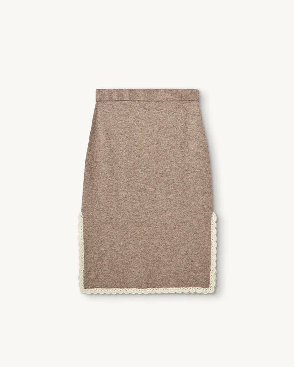 Spódnica Como Crochet Beige Melange typu "slip" wyróżnia się nowoczesnym, smukłym krojem oraz rozcięciami po obu stronach, które zapewniają swobodę ruchów i wygodę. Jej minimalistyczny fason pięknie podkreśla sylwetkę, a boczne rozcięcia dodają całości subtelnego charakteru i zapewniają przewiewność. Ma długość za kolano. Wykonana z mieszanki wełny i kaszmiru.&nbsp;

-Minimalistyczny fason

-Zakończona koronką

-Tkanina z wełną i kaszmirem