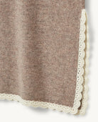 Spódnica Como Crochet Beige Melange typu "slip" wyróżnia się nowoczesnym, smukłym krojem oraz rozcięciami po obu stronach, które zapewniają swobodę ruchów i wygodę. Jej minimalistyczny fason pięknie podkreśla sylwetkę, a boczne rozcięcia dodają całości subtelnego charakteru i zapewniają przewiewność. Ma długość za kolano. Wykonana z mieszanki wełny i kaszmiru.&nbsp;

-Minimalistyczny fason

-Zakończona koronką

-Tkanina z wełną i kaszmirem