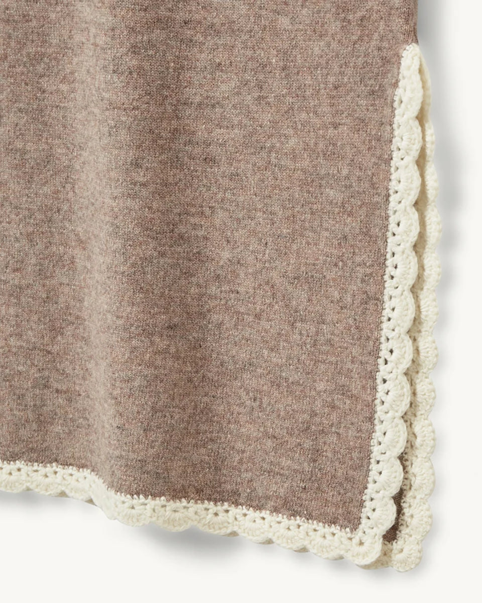 Spódnica Como Crochet Beige Melange typu "slip" wyróżnia się nowoczesnym, smukłym krojem oraz rozcięciami po obu stronach, które zapewniają swobodę ruchów i wygodę. Jej minimalistyczny fason pięknie podkreśla sylwetkę, a boczne rozcięcia dodają całości subtelnego charakteru i zapewniają przewiewność. Ma długość za kolano. Wykonana z mieszanki wełny i kaszmiru.&nbsp;

-Minimalistyczny fason

-Zakończona koronką

-Tkanina z wełną i kaszmirem