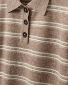 Luźne, dzianinowe polo Como Beige Melange/Cream Stripe w paski, z klasycznym kołnierzykiem zapinanym na trzy guziki. Rękawy i dół zakończone są klasycznymi ściągaczami. Wykonane z tkaniny z wełną i kaszmirem. Krótki rękaw i luźny fason zapewnia przewiewność oraz swobodę ruchów. Zestaw go z ulubionymi jeansami, aby uzyskać klasyczną, modną stylizację.&nbsp;

-Kołnierzyk z guzikami

-Tkanina z wełną i kaszmirem