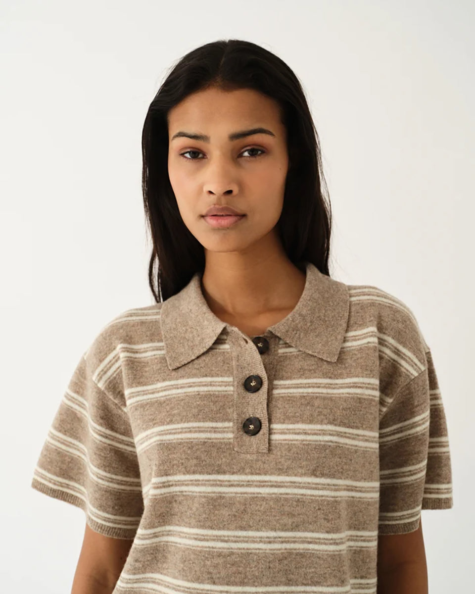 Luźne, dzianinowe polo Como Beige Melange/Cream Stripe w paski, z klasycznym kołnierzykiem zapinanym na trzy guziki. Rękawy i dół zakończone są klasycznymi ściągaczami. Wykonane z tkaniny z wełną i kaszmirem. Krótki rękaw i luźny fason zapewnia przewiewność oraz swobodę ruchów. Zestaw go z ulubionymi jeansami, aby uzyskać klasyczną, modną stylizację.&nbsp;

-Kołnierzyk z guzikami

-Tkanina z wełną i kaszmirem