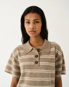 Luźne, dzianinowe polo Como Beige Melange/Cream Stripe w paski, z klasycznym kołnierzykiem zapinanym na trzy guziki. Rękawy i dół zakończone są klasycznymi ściągaczami. Wykonane z tkaniny z wełną i kaszmirem. Krótki rękaw i luźny fason zapewnia przewiewność oraz swobodę ruchów. Zestaw go z ulubionymi jeansami, aby uzyskać klasyczną, modną stylizację.&nbsp;

-Kołnierzyk z guzikami

-Tkanina z wełną i kaszmirem