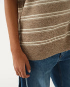 Luźne, dzianinowe polo Como Beige Melange/Cream Stripe w paski, z klasycznym kołnierzykiem zapinanym na trzy guziki. Rękawy i dół zakończone są klasycznymi ściągaczami. Wykonane z tkaniny z wełną i kaszmirem. Krótki rękaw i luźny fason zapewnia przewiewność oraz swobodę ruchów. Zestaw go z ulubionymi jeansami, aby uzyskać klasyczną, modną stylizację.&nbsp;

-Kołnierzyk z guzikami

-Tkanina z wełną i kaszmirem
