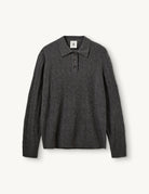 Luźny, miękki, dzianinowy sweter Como Cable Grey Melange w warkoczowy splot z klasycznym kołnierzykiem i długim rękawem. Przy kołnierzyku posiada trzy ciemne, kontrastujące guziki. Wykończony ściągaczami. Wykonany z mieszanki wełny i kaszmiru. Zestaw go z jasnymi jeansami i ulubionymi mokasynami, aby stworzyć idealną, wiosenną stylizację.

-Warkoczykowy splot

-Tkanina z wełną i kaszmirem

-Zamów w swoim standardowym rozmiarze