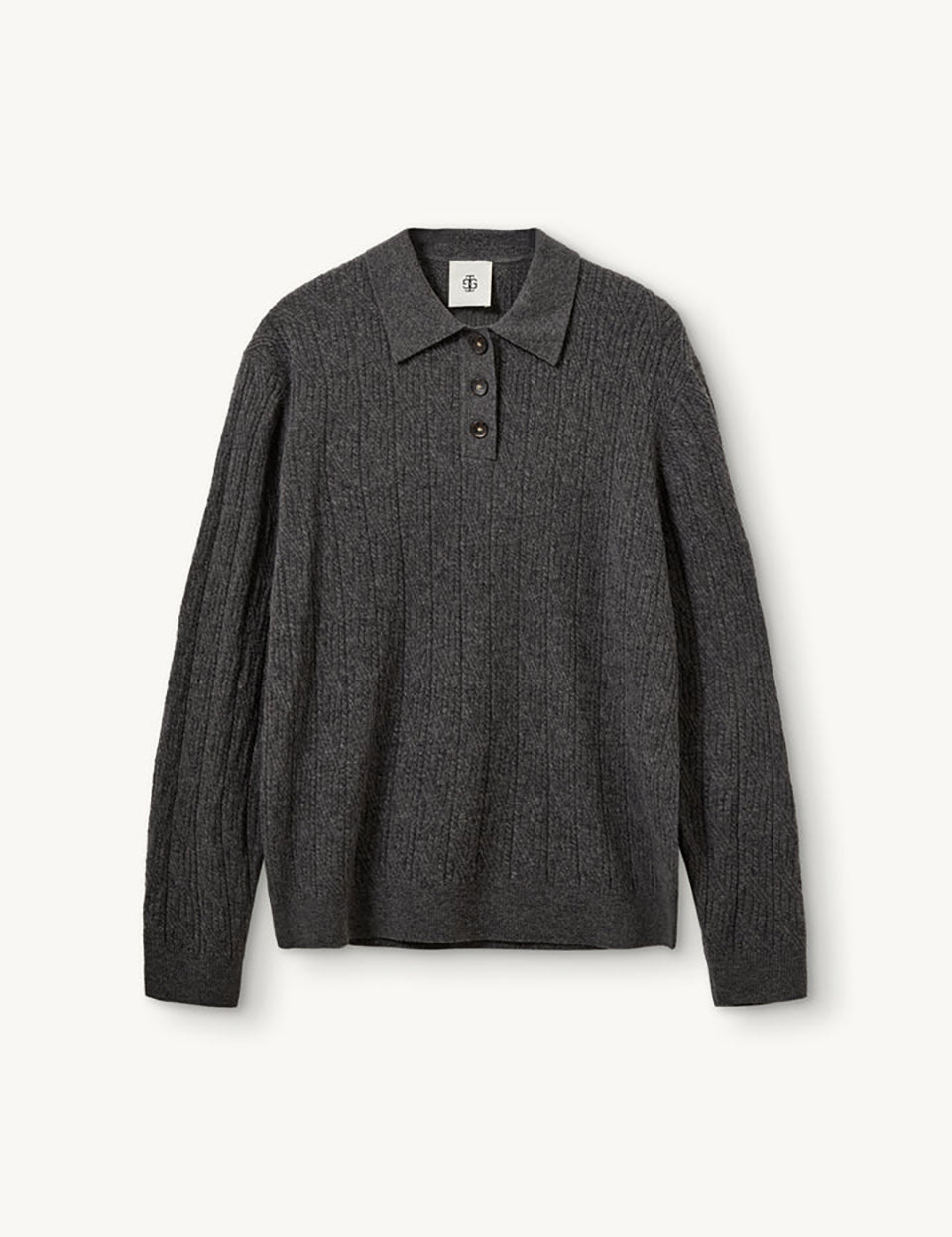 Luźny, miękki, dzianinowy sweter Como Cable Grey Melange w warkoczowy splot z klasycznym kołnierzykiem i długim rękawem. Przy kołnierzyku posiada trzy ciemne, kontrastujące guziki. Wykończony ściągaczami. Wykonany z mieszanki wełny i kaszmiru. Zestaw go z jasnymi jeansami i ulubionymi mokasynami, aby stworzyć idealną, wiosenną stylizację.

-Warkoczykowy splot

-Tkanina z wełną i kaszmirem

-Zamów w swoim standardowym rozmiarze