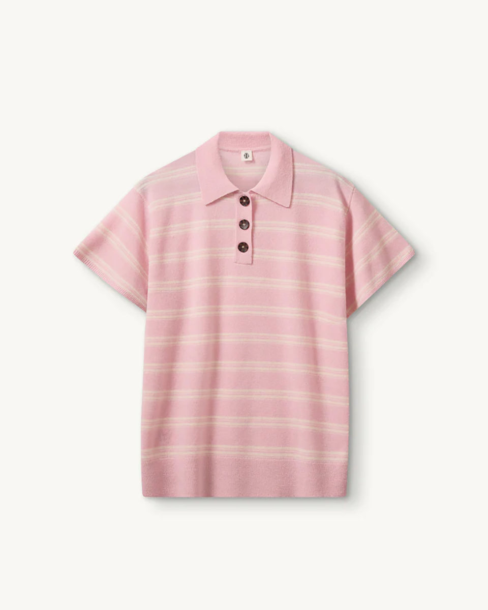 Luźne, dzianinowe polo Como Pink/Cream Stripe w paski, z klasycznym kołnierzykiem zapinanym na trzy guziki. Rękawy i dół zakończone są klasycznymi ściągaczami. Wykonane z tkaniny z wełną i kaszmirem. Krótki rękaw i luźny fason zapewnia przewiewność oraz swobodę ruchów. Zestaw go z ulubionymi jeansami, aby uzyskać klasyczną, modną stylizację.&nbsp;

-Kołnierzyk z guzikami

-Tkanina z wełną i kaszmirem