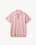 Luźne, dzianinowe polo Como Pink/Cream Stripe w paski, z klasycznym kołnierzykiem zapinanym na trzy guziki. Rękawy i dół zakończone są klasycznymi ściągaczami. Wykonane z tkaniny z wełną i kaszmirem. Krótki rękaw i luźny fason zapewnia przewiewność oraz swobodę ruchów. Zestaw go z ulubionymi jeansami, aby uzyskać klasyczną, modną stylizację.&nbsp;

-Kołnierzyk z guzikami

-Tkanina z wełną i kaszmirem