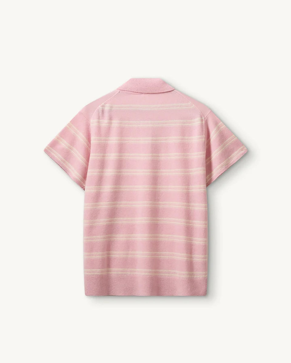 Luźne, dzianinowe polo Como Pink/Cream Stripe w paski, z klasycznym kołnierzykiem zapinanym na trzy guziki. Rękawy i dół zakończone są klasycznymi ściągaczami. Wykonane z tkaniny z wełną i kaszmirem. Krótki rękaw i luźny fason zapewnia przewiewność oraz swobodę ruchów. Zestaw go z ulubionymi jeansami, aby uzyskać klasyczną, modną stylizację.&nbsp;

-Kołnierzyk z guzikami

-Tkanina z wełną i kaszmirem