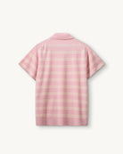 Luźne, dzianinowe polo Como Pink/Cream Stripe w paski, z klasycznym kołnierzykiem zapinanym na trzy guziki. Rękawy i dół zakończone są klasycznymi ściągaczami. Wykonane z tkaniny z wełną i kaszmirem. Krótki rękaw i luźny fason zapewnia przewiewność oraz swobodę ruchów. Zestaw go z ulubionymi jeansami, aby uzyskać klasyczną, modną stylizację.&nbsp;

-Kołnierzyk z guzikami

-Tkanina z wełną i kaszmirem