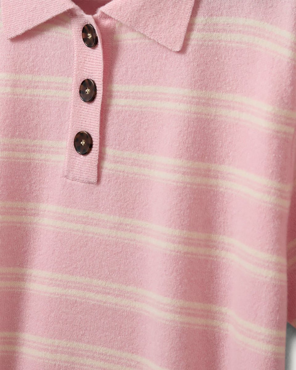 Luźne, dzianinowe polo Como Pink/Cream Stripe w paski, z klasycznym kołnierzykiem zapinanym na trzy guziki. Rękawy i dół zakończone są klasycznymi ściągaczami. Wykonane z tkaniny z wełną i kaszmirem. Krótki rękaw i luźny fason zapewnia przewiewność oraz swobodę ruchów. Zestaw go z ulubionymi jeansami, aby uzyskać klasyczną, modną stylizację.&nbsp;

-Kołnierzyk z guzikami

-Tkanina z wełną i kaszmirem