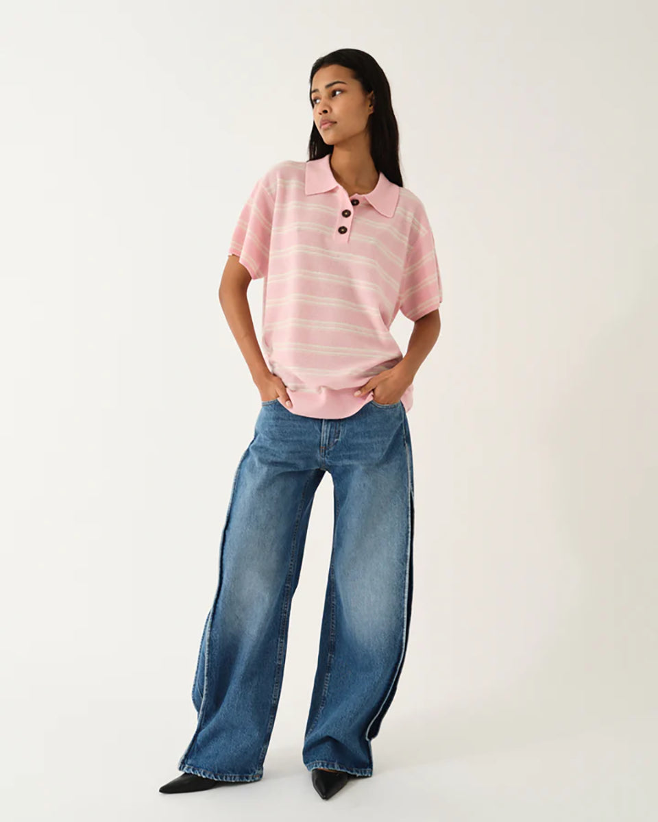 Luźne, dzianinowe polo Como Pink/Cream Stripe w paski, z klasycznym kołnierzykiem zapinanym na trzy guziki. Rękawy i dół zakończone są klasycznymi ściągaczami. Wykonane z tkaniny z wełną i kaszmirem. Krótki rękaw i luźny fason zapewnia przewiewność oraz swobodę ruchów. Zestaw go z ulubionymi jeansami, aby uzyskać klasyczną, modną stylizację.&nbsp;

-Kołnierzyk z guzikami

-Tkanina z wełną i kaszmirem
