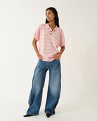 Luźne, dzianinowe polo Como Pink/Cream Stripe w paski, z klasycznym kołnierzykiem zapinanym na trzy guziki. Rękawy i dół zakończone są klasycznymi ściągaczami. Wykonane z tkaniny z wełną i kaszmirem. Krótki rękaw i luźny fason zapewnia przewiewność oraz swobodę ruchów. Zestaw go z ulubionymi jeansami, aby uzyskać klasyczną, modną stylizację.&nbsp;

-Kołnierzyk z guzikami

-Tkanina z wełną i kaszmirem