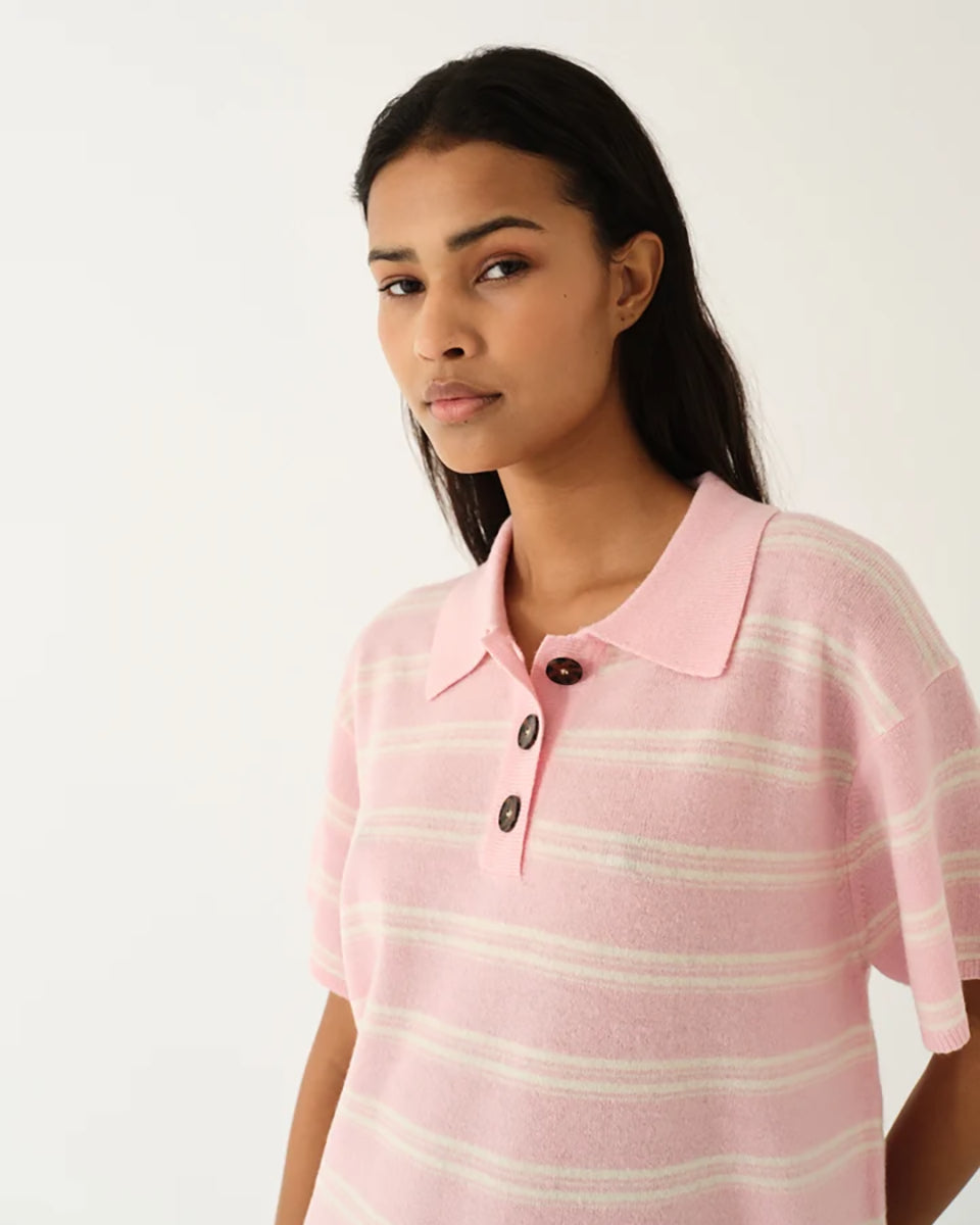 Luźne, dzianinowe polo Como Pink/Cream Stripe w paski, z klasycznym kołnierzykiem zapinanym na trzy guziki. Rękawy i dół zakończone są klasycznymi ściągaczami. Wykonane z tkaniny z wełną i kaszmirem. Krótki rękaw i luźny fason zapewnia przewiewność oraz swobodę ruchów. Zestaw go z ulubionymi jeansami, aby uzyskać klasyczną, modną stylizację.&nbsp;

-Kołnierzyk z guzikami

-Tkanina z wełną i kaszmirem