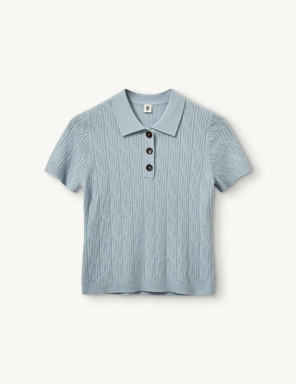 Miękka, dzianinowa, krótka koszulka polo Como Cable Light Blue w warkoczowy splot z klasycznym kołnierzykiem i krótkim rękawem. Przy kołnierzyku posiada trzy ciemne, kontrastujące guziki. Wykończona ściągaczami. Wykonana z mieszanki wełny i kaszmiru. Zestaw ją z jeansami lub lnianą spódnicą midi, co stworzy bardziej kobiecą, letnią stylizację.

-Warkoczykowy splot

-Tkanina z wełną i kaszmirem

-Zamów w swoim standardowym rozmiarze