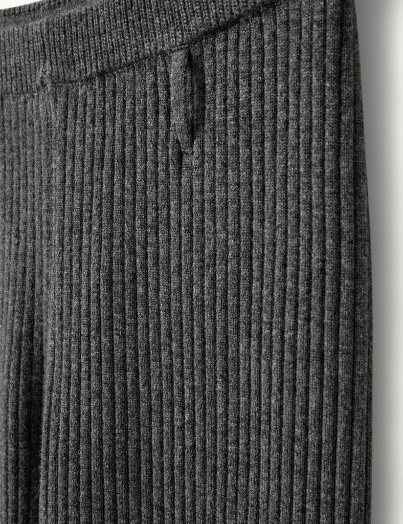 Długie, przylegające, prążkowane spodnie Como Grey Melange w stylu legginsów. Wykonane z dzianiny z wełny i kaszmiru. Mają pas w talii oraz szlufki umożliwiające noszenie paska. Połącz je z ulubionym swetrem, aby uzyskać wygodny i miękki look na codzień.&nbsp;