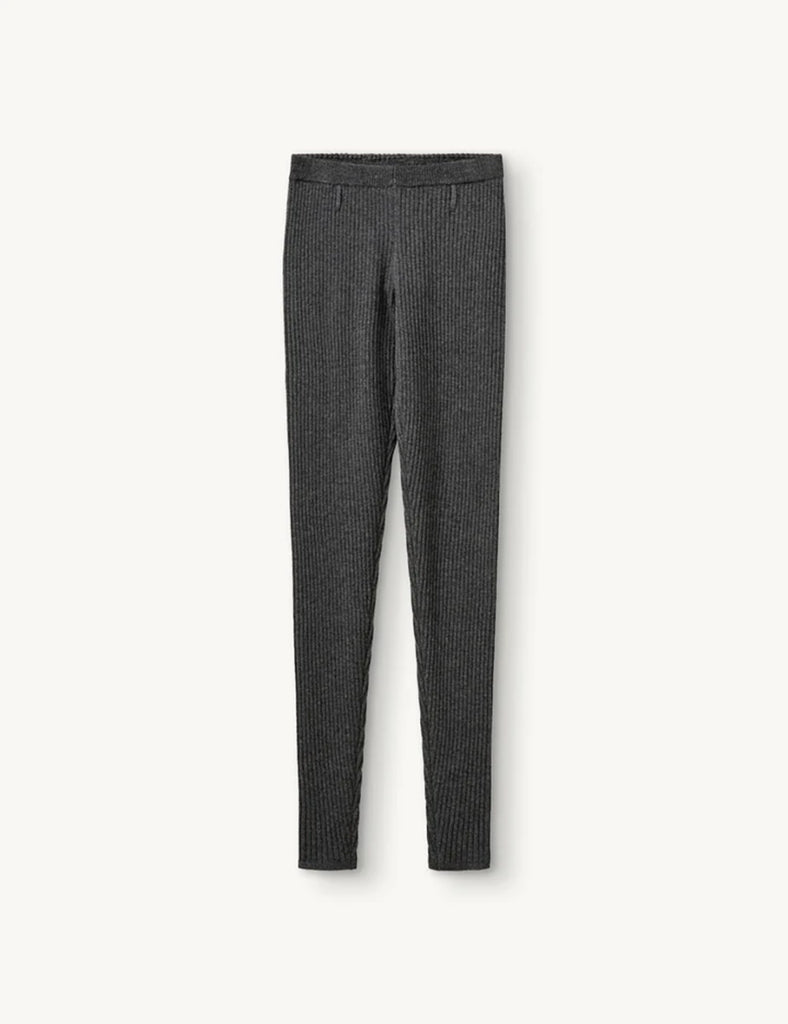 Długie, przylegające, prążkowane spodnie Como Grey Melange w stylu legginsów. Wykonane z dzianiny z wełny i kaszmiru. Mają pas w talii oraz szlufki umożliwiające noszenie paska. Połącz je z ulubionym swetrem, aby uzyskać wygodny i miękki look na codzień.&nbsp;