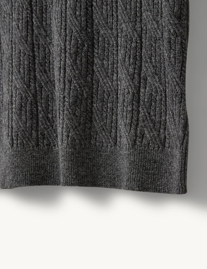 Miękka, lekko skrócona bluzka Como Grey Melange z prążkowanej dzianiny, z okrągłym dekoltem i krótkim rękawem. Wykonana z mieszanki wełny i kaszmiru. Połącz ją z ulubionymi jeansami, aby stworzyć codzienną i zarazem szykowną stylizację.&nbsp;
