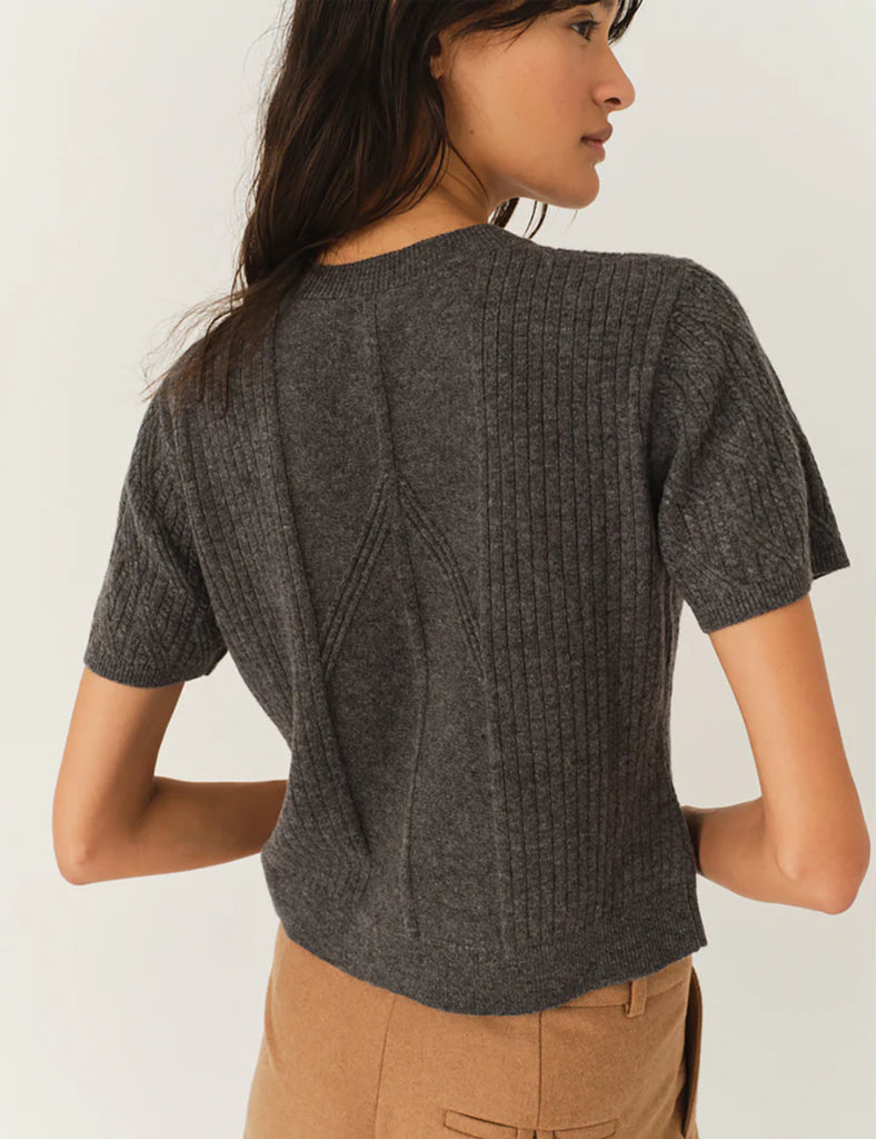 Miękka, lekko skrócona bluzka Como Grey Melange z prążkowanej dzianiny, z okrągłym dekoltem i krótkim rękawem. Wykonana z mieszanki wełny i kaszmiru. Połącz ją z ulubionymi jeansami, aby stworzyć codzienną i zarazem szykowną stylizację.&nbsp;
