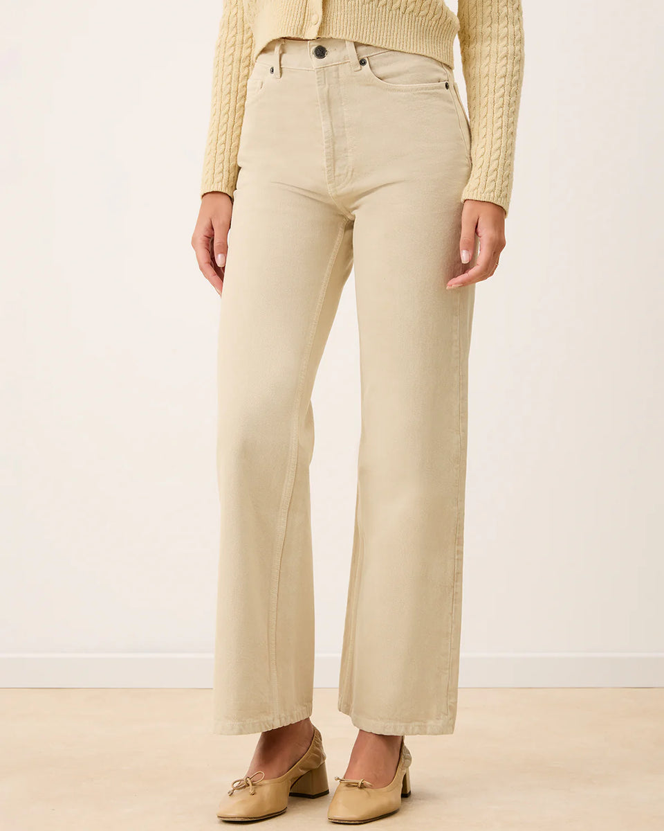 Kremowe jeansy o kobiecym fasonie Concorde Rouje z wysokim stanem i&nbsp; rozszerzaną u dołu, skróconą nogawką. Dopasowane w biodrach i udach. Posiadają pięć kieszeni. Nad lewą kieszenią znajduje się niewielka, haftowana litera R. Zapinane na zamek błyskawiczny i guzik. To model pięknie podkreślający sylwetkę. Wykonane z grubego, bawełnianego denimu z lekkimi wytarciami. Idealne do balerinek czy botków na obcasie.&nbsp;

-Przylegający fason

-Rozszerzana u dołu, skrócona nogawka 7/8

-100% bawełna

-Jeansy 