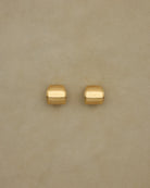 Minimalistyczne, zaokrąglone kolczyki 12124 RAGBAG Contour Hoops Gold ze srebra próby 925. Zapinane na szyft.

Bez niklu.

Kolczyki nie podlegają zwrotowi ani wymianie ze względów higienicznych.
