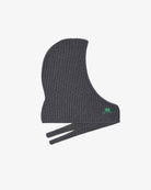 Szara balaclava 6925 Charcoal Grey marki GANNI z wyhaftowanym logo marki. Zaprojektowana tak, aby nosić ją jako kaptur, a dodatkowe szaliki owinąć wokół szyi. Wykonana z dzianiny z wełną.