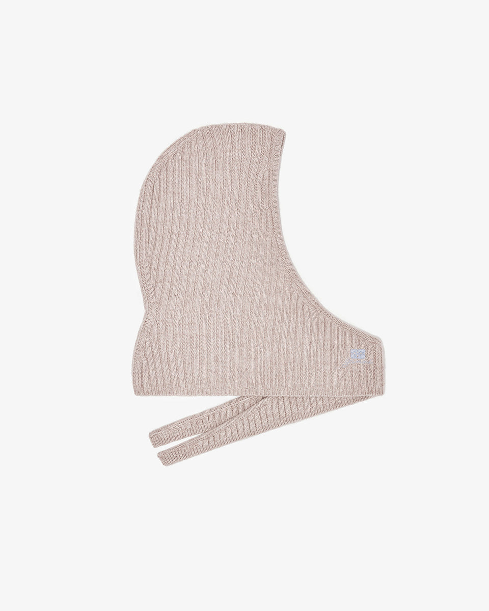 Beżowa, prążkowana balaclava 6926 Sand marki GANNI z wyhaftowanym logo marki. Zaprojektowana tak, aby nosić ją jako kaptur, a dodatkowe szaliki owinąć wokół szyi. Wykonana z dzianiny z wełną.