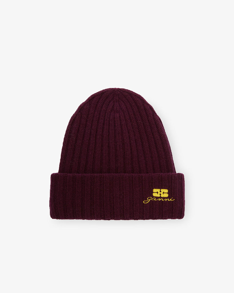 Burgundowa, prążkowana, wywijana czapka 6930 Burgundy marki GANNI z wyhaftowanym logo marki. Wykonana z dzianiny z wełną.